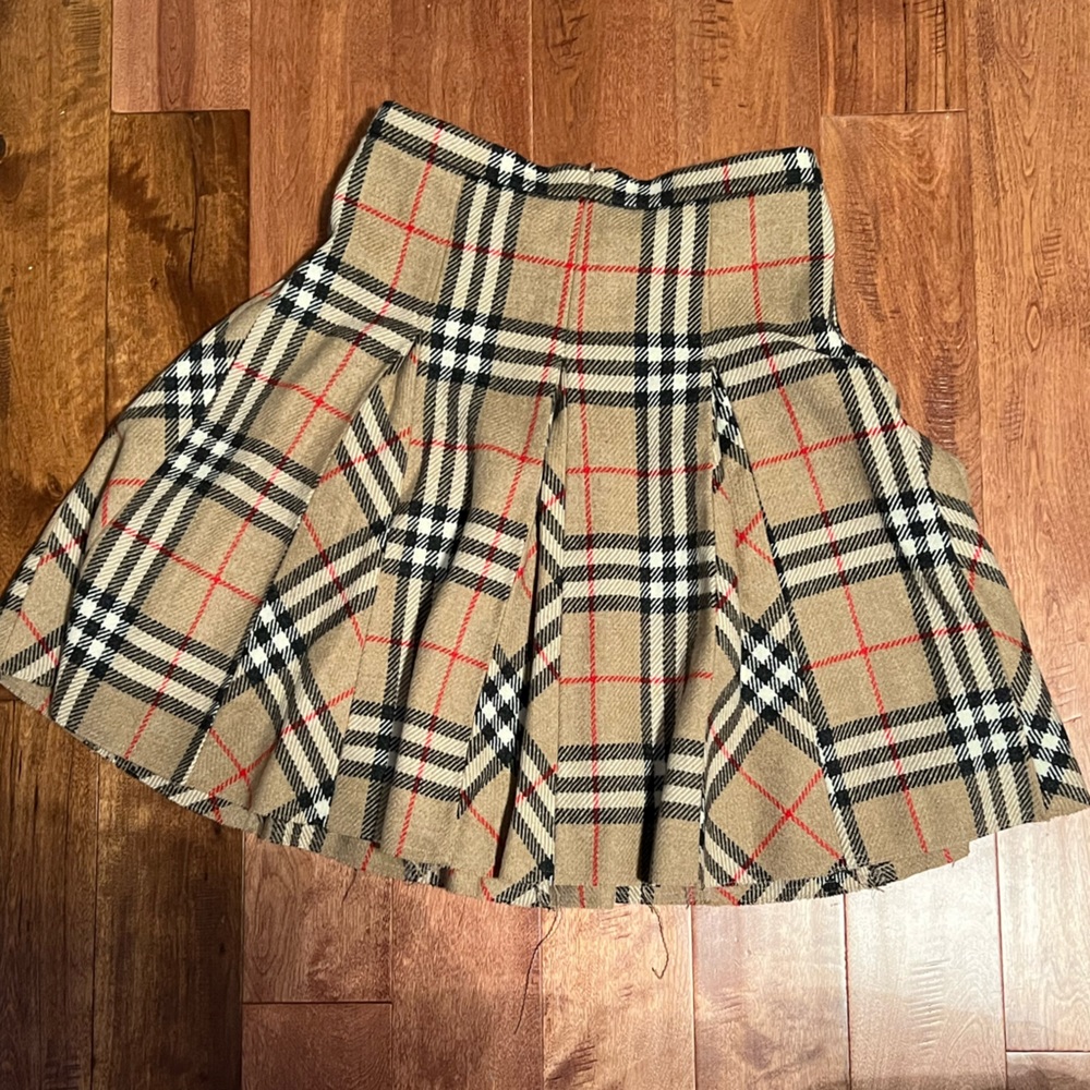 Pleaded wool Burberry skirt in excellent condition US size 8.